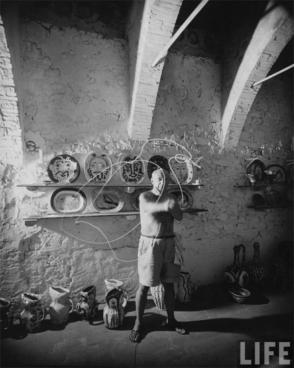 Пабло Пикассо рисует светом, Валлорис, 1949. Гийон Мили, фото 4