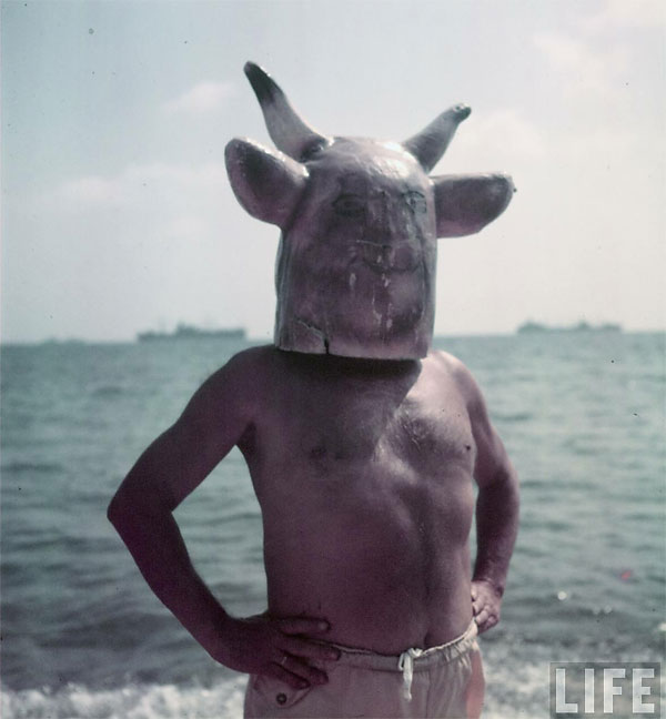 Пабло Пикассо, в маске коровы, на пляже. Гольф-Жуан, 1949. Гийон Мили, фото 1
