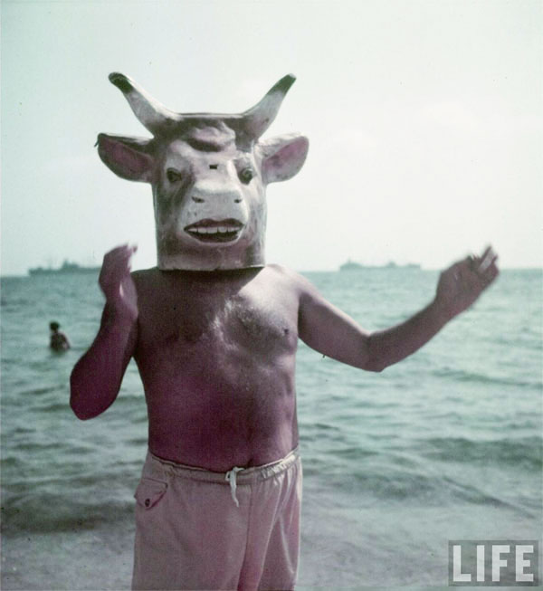 Пабло Пикассо, в маске коровы, на пляже. Гольф-Жуан, 1949. Гийон Мили, фото 4