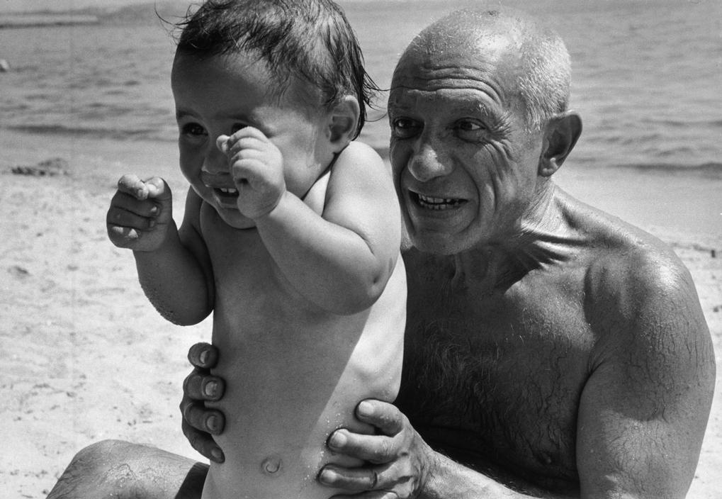 Пабло Пикассо с сыном Клодом, Гольф-Жуан, 1948. Фото — Роберт Капа
