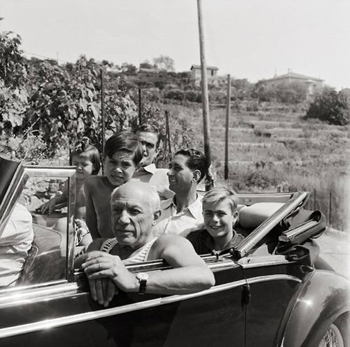 Пикассо с детьми в своем автомобиле Талбот Лаго. Гольф-Жуан, 1954. Фото Эдварда Куинна