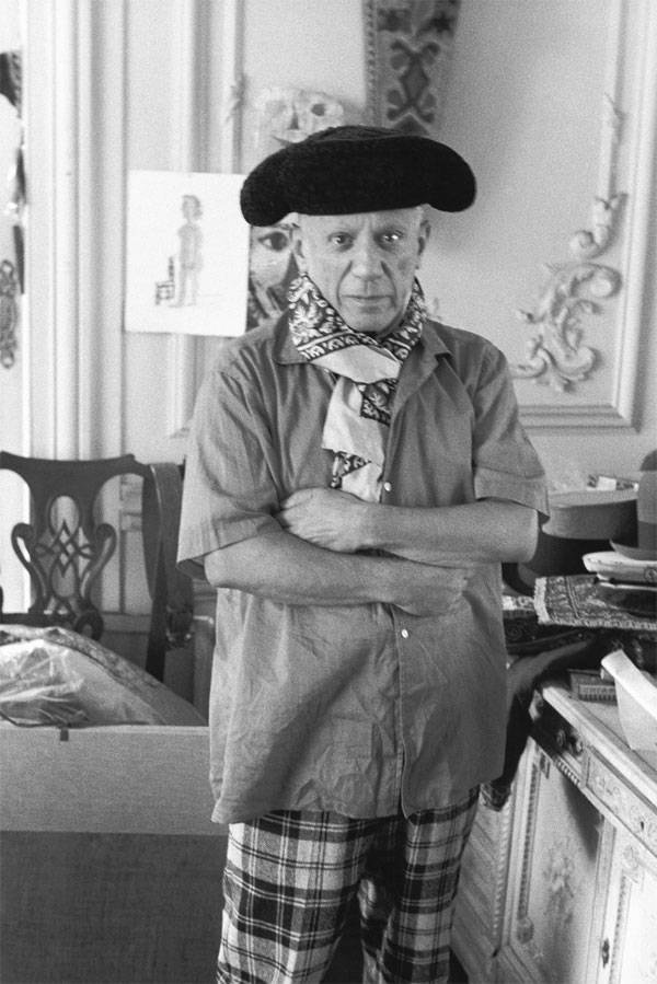 Пикассо в головном уборе матадора, вилла Калифорния, 1950-е. Фото Эдварда Куинна