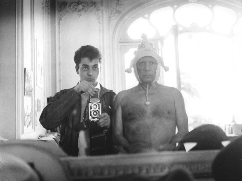 Пикассо в колпаке и Андре Вилье, Канны, 1955. Фото Андре Вилье
