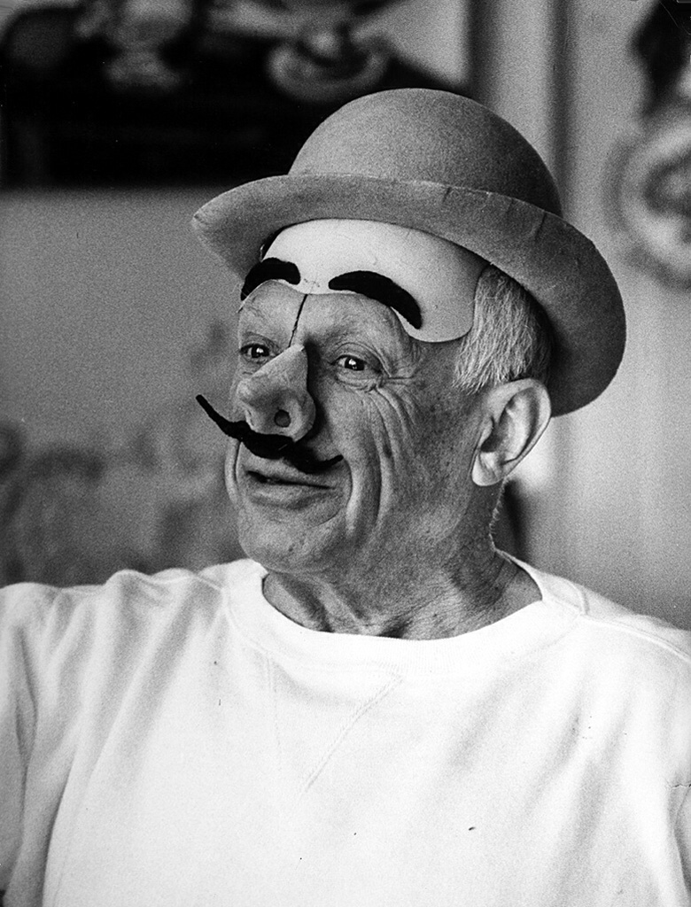 Пикассо в маске клоуна, Канны, 1957.  Фото Дэвида Дугласа Дункана