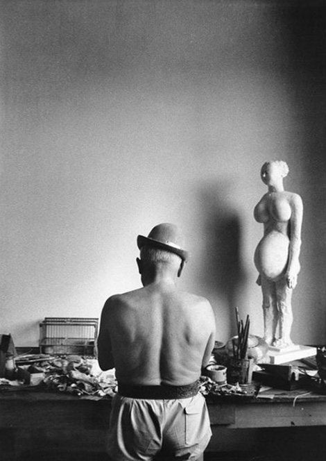 Пикассо со скульптурой беременной женщины, Канны, 1957.  Фото 1, Дэвид Дуглас Дункан