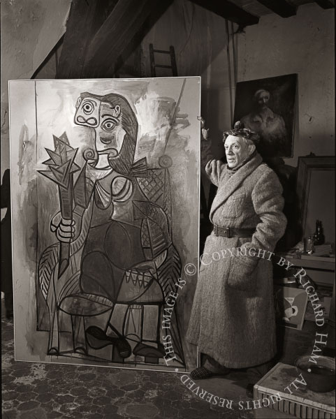 Пикассо с картиной в своей студии в Париже, 1945. Фото — Ричард Хэм