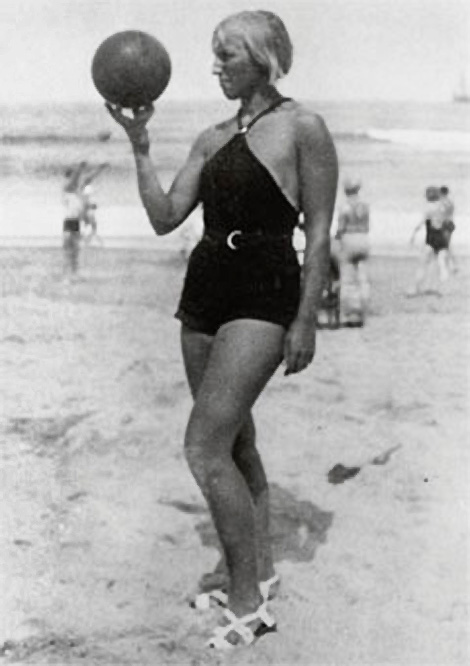 Мария-Тереза Вальтер на пляже, Динар, лето 1929
