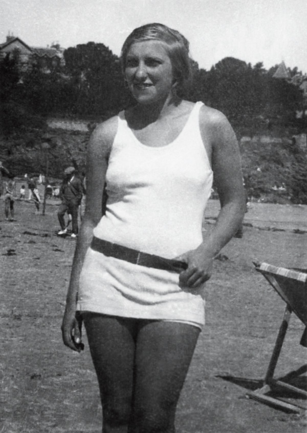 Мария-Тереза Вальтер на пляже, Динар, август 1928