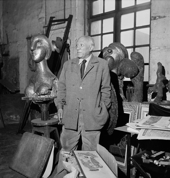 Пикассо со своими работами в мастерской, Париж, 1952. Фото Дениз Коломб