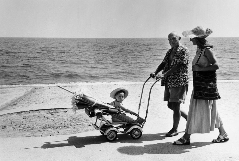 Пикассо на пляже с Франсуазой Жило и сыном Клодом, Гольф-Жуан, 1948. Фото — Роберт Капа