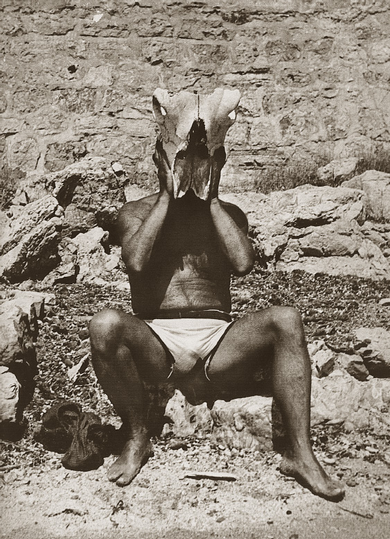 Минотавр (Пикассо с черепом барана), Мужен, 1936. Фото — Дора Маар