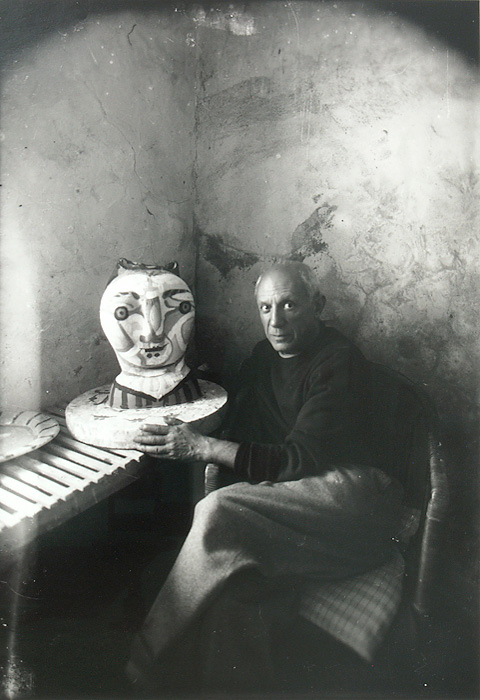 Пикассо со скульптурой головы Фавна, Антиб, 1946. Фото — Мишель Сима