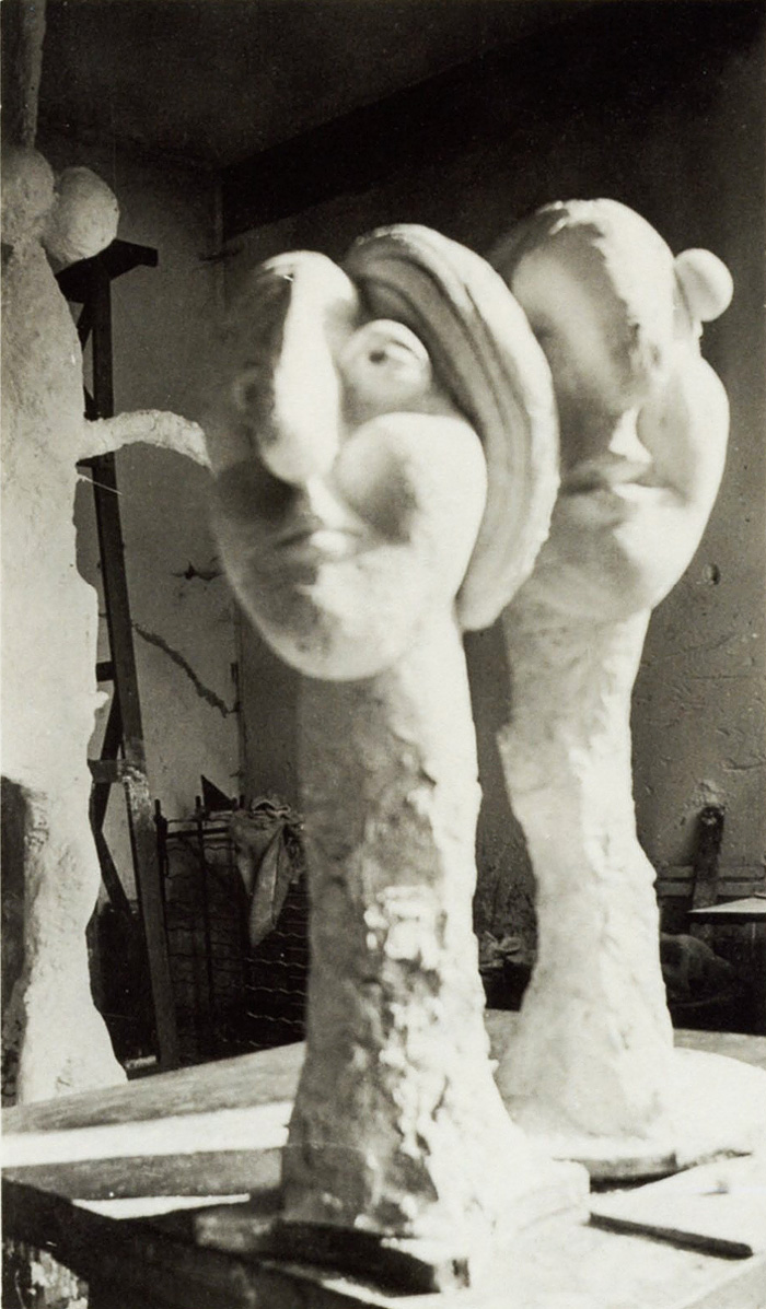 Три гипсовые скульптуры, фото в мастерской Пикассо в Буажелу, 1931