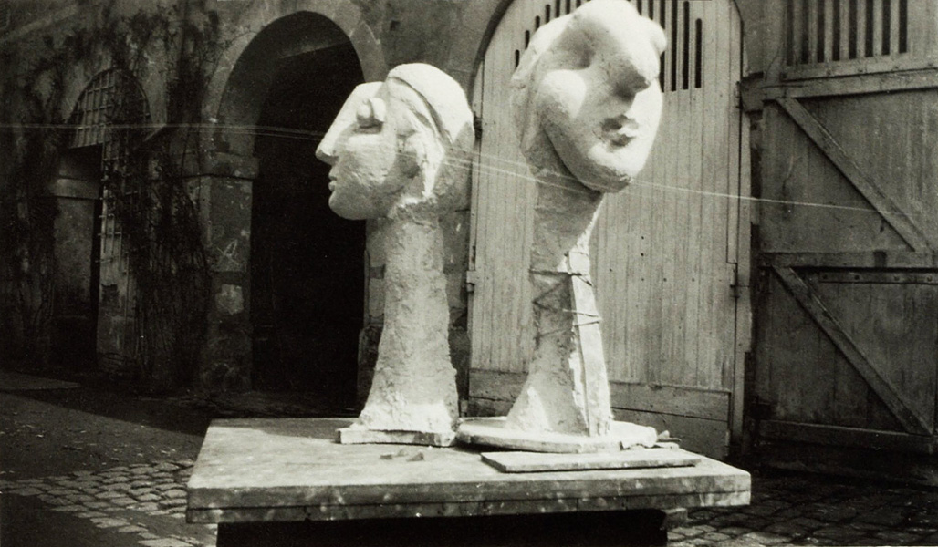 Гипсовые скульптуры у входа в мастерскую Пикассо, Буажелу, фото 1931