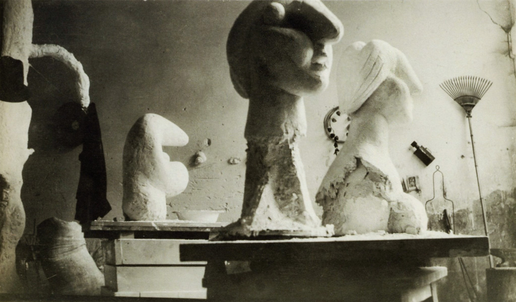 Гипсовые скульптуры, фрагмент мастерской Пикассо в Буажелу, 1931